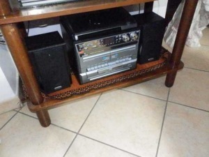 Radio stereo con altoparlanti su mobile in legno, impianto audio vintage, sistema audio domestico, dispositivo di riproduzione musicale, decorazione per zona living.