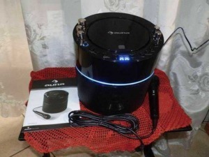 Alto parlante Bluetooth portatile nero con luci LED, microfono e cavo audio, ideale per feste e eventi all'aperto.