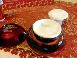 Set di cosmetici Alona Shechter con crema viso in ciotola e trattamenti naturali per la pelle
