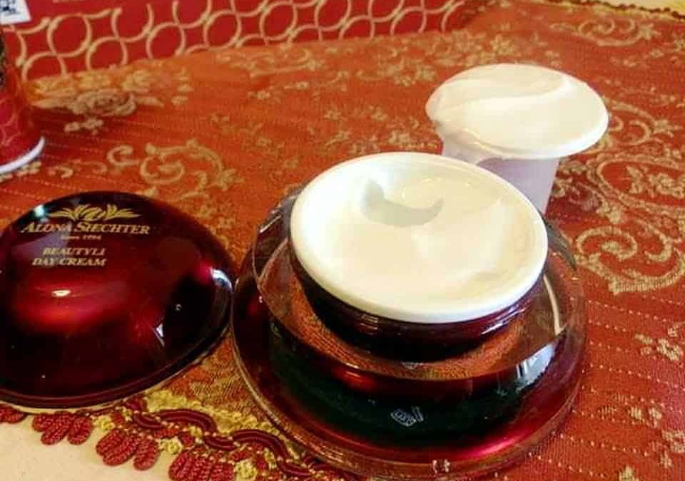 Set di cosmetici Alona Shechter con crema viso in ciotola e trattamenti naturali per la pelle