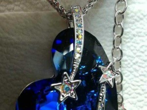 Bracciale e pendente con cristalli e stelle decorative, realizzato in metallo argentato, delicato e luminoso, perfetto come gioiello elegante e stiloso per ogni occasione.