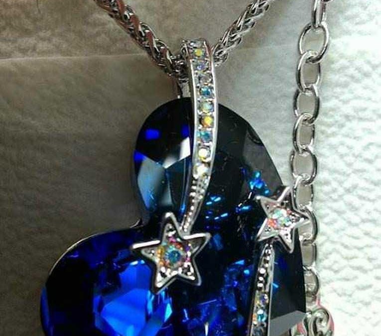Bracciale e pendente con cristalli e stelle decorative, realizzato in metallo argentato, delicato e luminoso, perfetto come gioiello elegante e stiloso per ogni occasione.