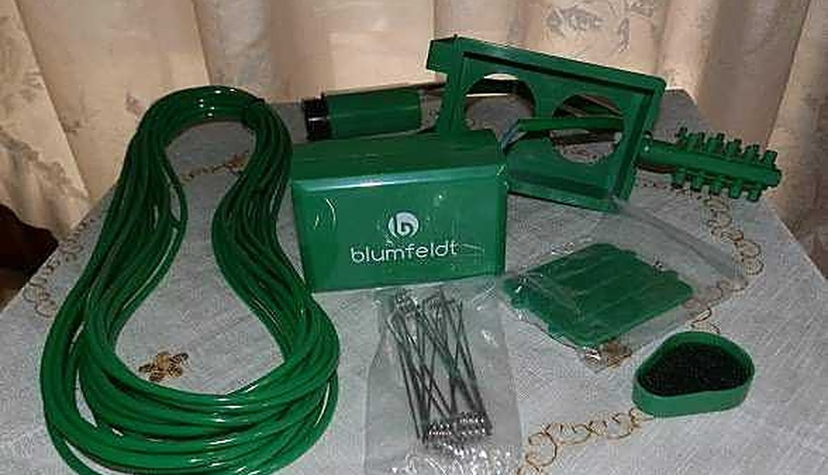 Cavo di rete verde con connettori e strumenti di installazione per reti Ethernet in casa o ufficio. Kit di cablaggio di rete con accessori professionali.