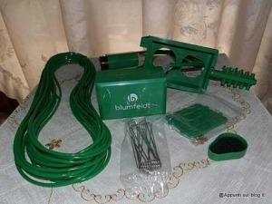 Cavo di rete verde con connettori e strumenti di installazione per reti Ethernet in casa o ufficio. Kit di cablaggio di rete con accessori professionali.