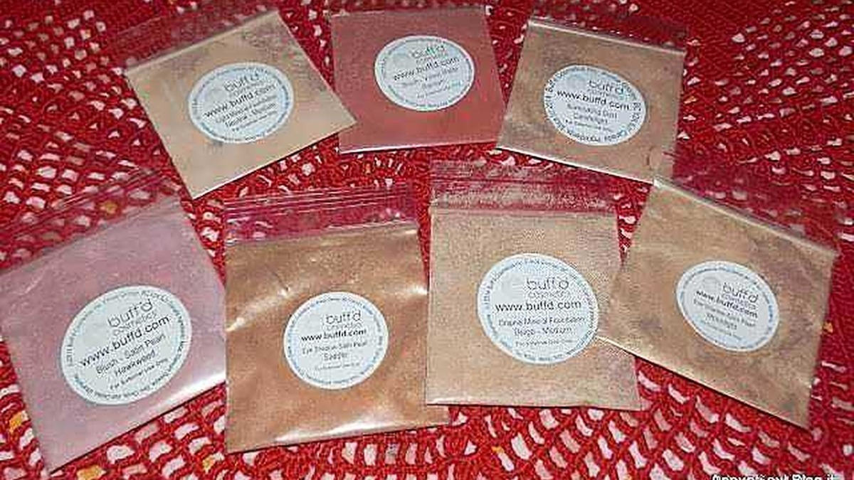 Polveri di spezie assortite in bustine singole su tovaglioli di carta rossi, ideali per cucina e ricette aromatiche, confezionate con cura per appassionati di gastronomia.