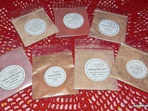 Polveri di spezie assortite in bustine singole su tovaglioli di carta rossi, ideali per cucina e ricette aromatiche, confezionate con cura per appassionati di gastronomia.