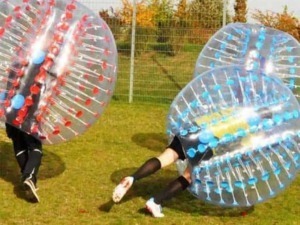 Kanguriere con buchi d'aria colorati, gioco di team building, attività ricreativa all'aperto, divertimento per adulti e bambini, esercizio fisico, attività di gruppo, intrattenimento all'aperto.