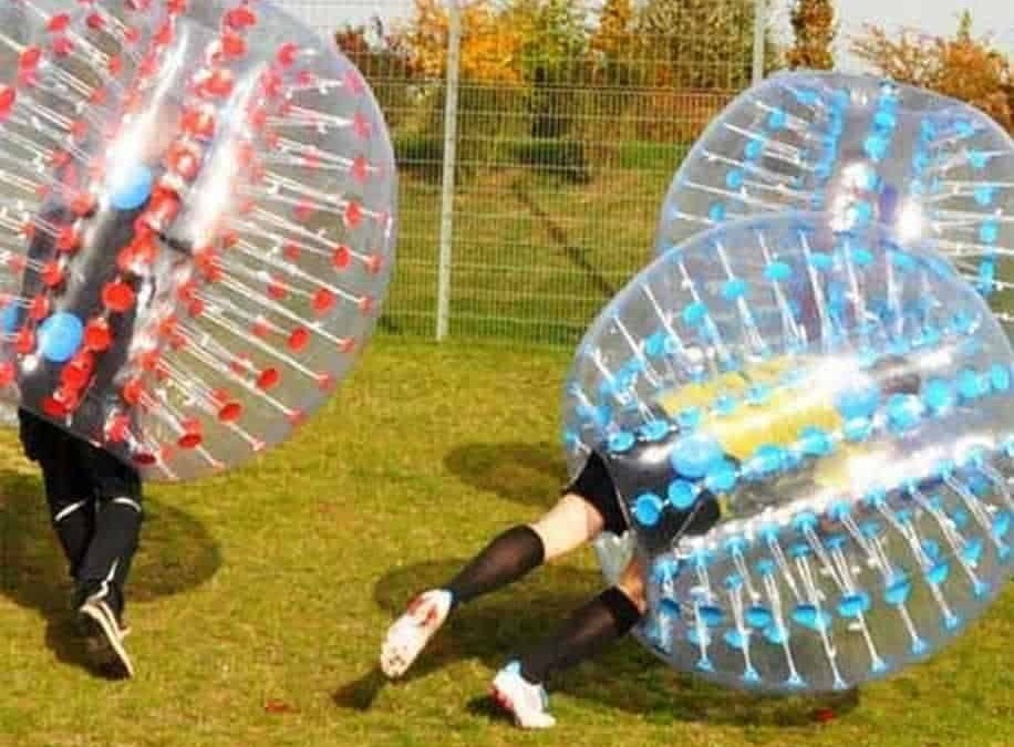 Kanguriere con buchi d'aria colorati, gioco di team building, attività ricreativa all'aperto, divertimento per adulti e bambini, esercizio fisico, attività di gruppo, intrattenimento all'aperto.