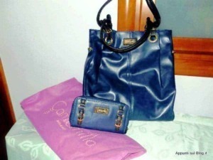 Borsa donna in pelle blu con dettagli in metallo, elegante borsa per occasioni speciali e uso quotidiano.