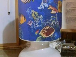 Vassoio con lampada decorativa a tema corallini e pesci tropicali sul corpo illuminante, ideale per aggiungere un tocco marino a qualsiasi ambiente domestico.
