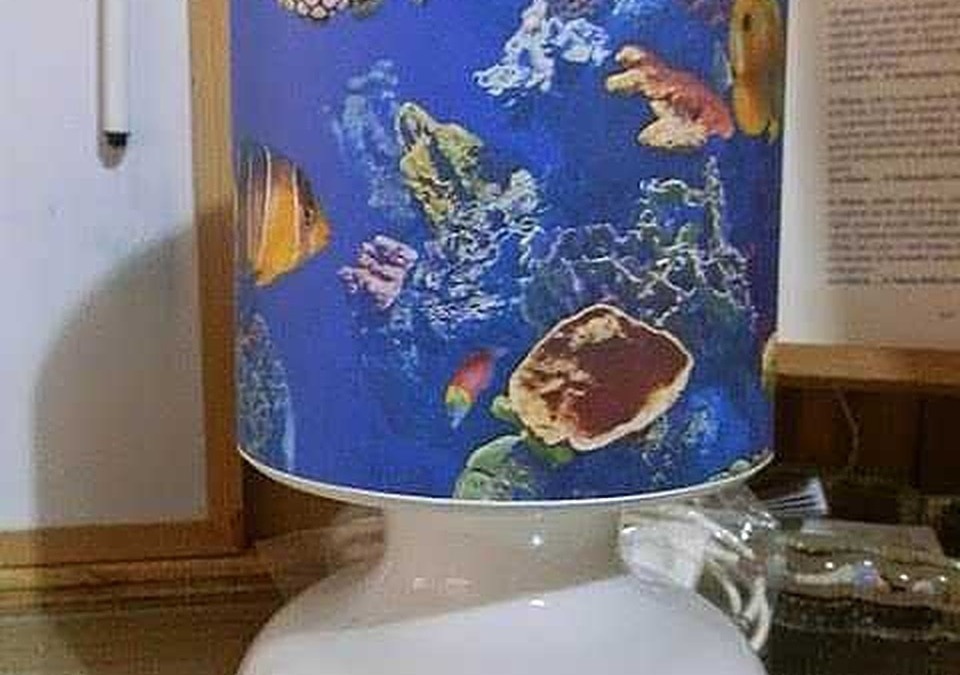 Vassoio con lampada decorativa a tema corallini e pesci tropicali sul corpo illuminante, ideale per aggiungere un tocco marino a qualsiasi ambiente domestico.
