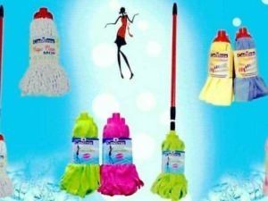 Panni per mop e accessori per la pulizia, set di attrezzi per lavare e pulire pavimenti, mop con secchi e spugne colorate, ideale per pulizie domestiche e professionali.