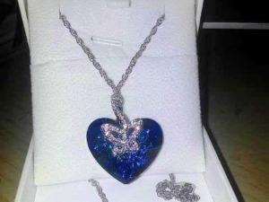 Collana e orecchini con cuore blu e farfalla in argento, eleganti gioielli da donna. Perfetti come regalo o per occasioni speciali, visibili in una scatola bianca con interno imbottito.