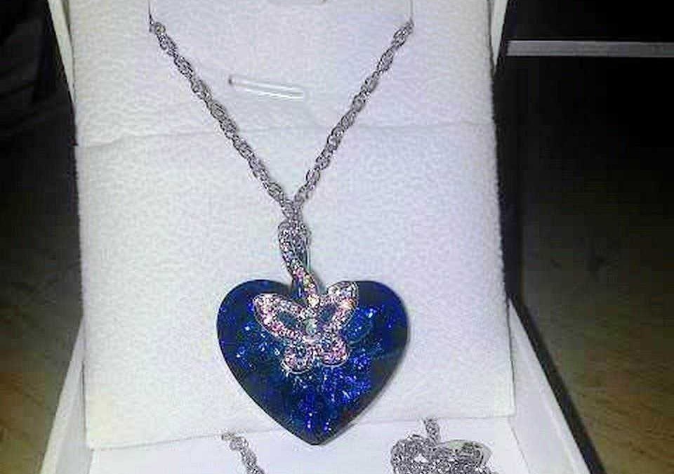 Collana e orecchini con cuore blu e farfalla in argento, eleganti gioielli da donna. Perfetti come regalo o per occasioni speciali, visibili in una scatola bianca con interno imbottito.