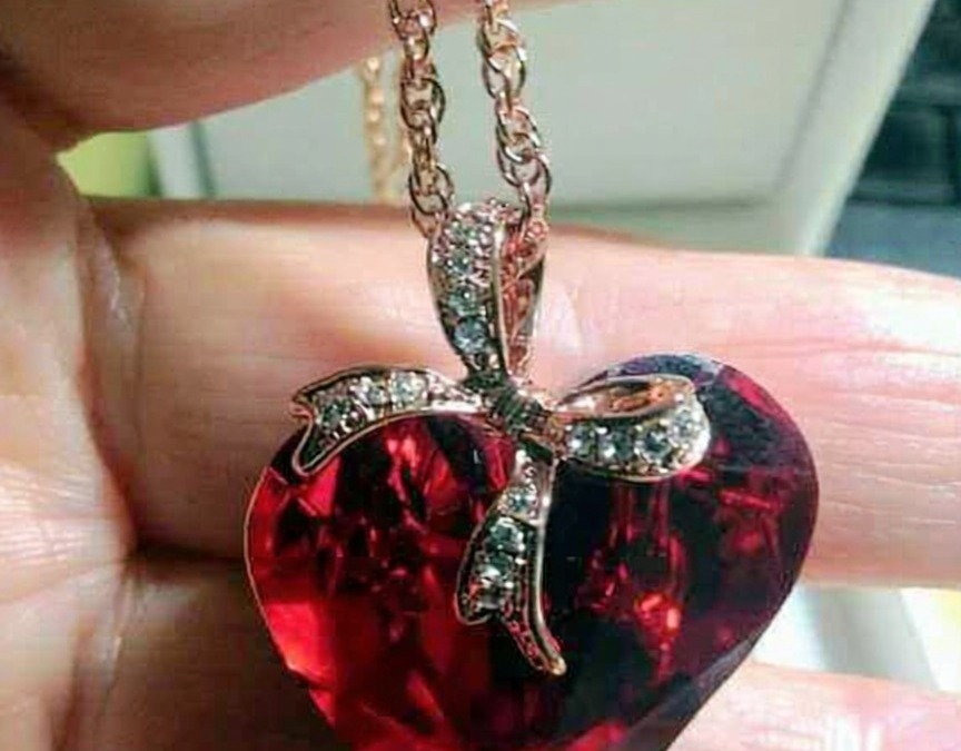 Bracciale con cuore di cristallo rosso e pendente con fiocco decorato con pietre preziose, gioielli eleganti e di alta qualità. Perfetto come regalo o accessorio alla moda.
