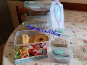 Finestra di contenitori per alimenti con snack e dolci, organizzati su una tovaglia floreale, ideale per la cura e la conservazione del cibo quotidiano, perfetto per appunti e suggerimenti di cucina.