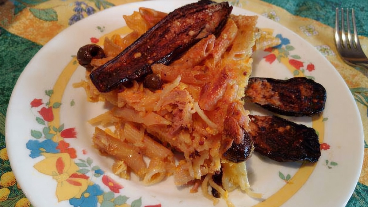Pasta pasticciata al microonde con tonno, olive e melanzane