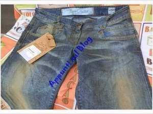 Jeans uomo con taglia media, dettagli classici, tessuto denim resistente e vestibilità confortevole.