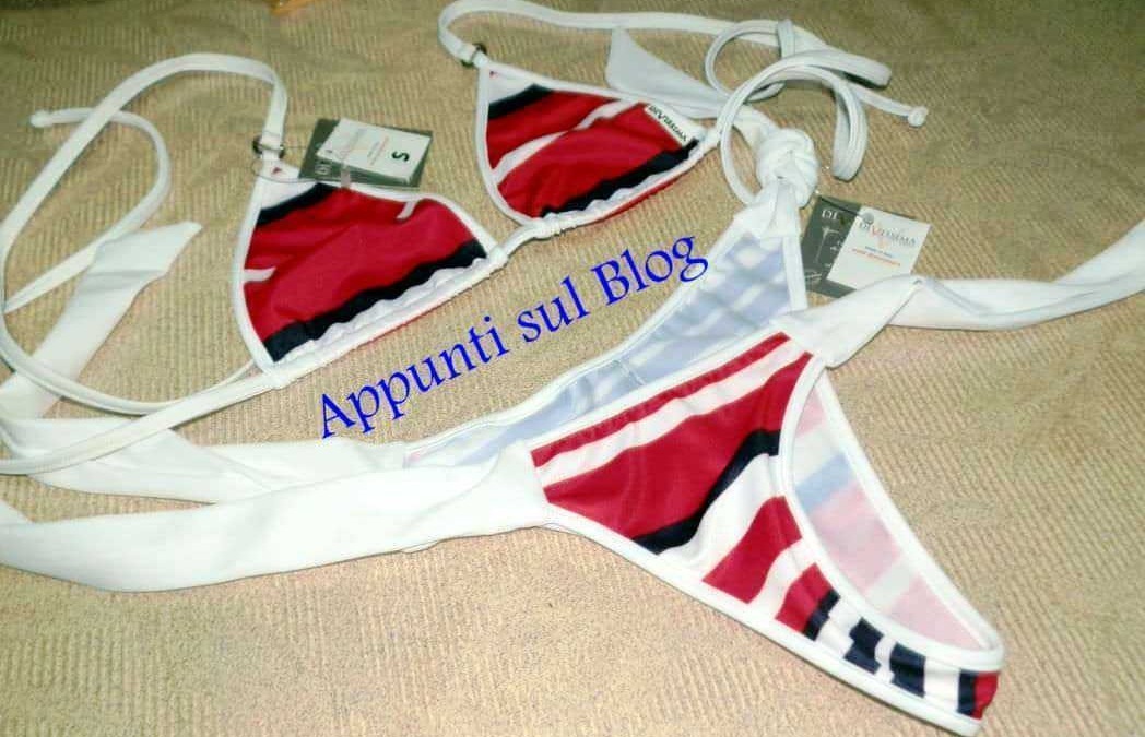String bikini mare con motivi a righe colorate, perfetta per l'estate e le spiagge, realizzata con materiali leggeri e di alta qualità per il massimo comfort e stile.