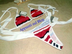 String bikini mare con motivi a righe colorate, perfetta per l'estate e le spiagge, realizzata con materiali leggeri e di alta qualità per il massimo comfort e stile.