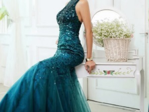 Vestito elegante da sera in tessuto satinato blu con dettagli in paillettes e gonna ampia lungo, ideale per occasioni speciali e eventi formali.
