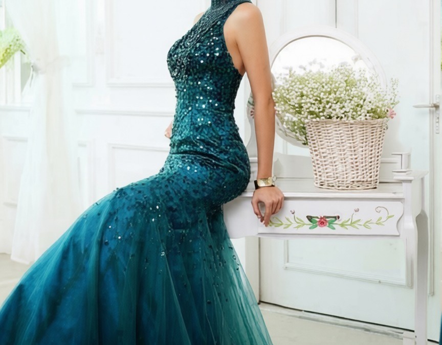 Vestito elegante da sera in tessuto satinato blu con dettagli in paillettes e gonna ampia lungo, ideale per occasioni speciali e eventi formali.