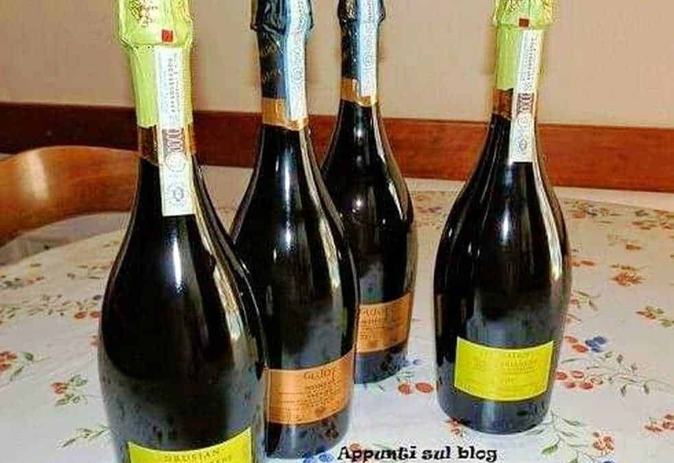 Bottiglie di champagne con etichette variopinte, posizionate su un tavolo decorato con stemmi floreali, scena di festa e relax.