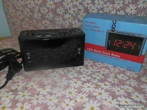 Finestra digitale dell'orologio radiocontrollato con display LED rosso, dimmer e funzione doppia allarme, ideale per la casa e l'ufficio, in confezione originale con cavi di alimentazione.
