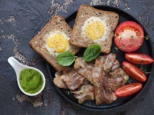 Uova alla coque su pane integrale con pomodori freschi, basilico e pesto verde, perfetti per una colazione sana e gustosa. Ricette semplici e nutrienti sul blog Appunti Sul Blog.