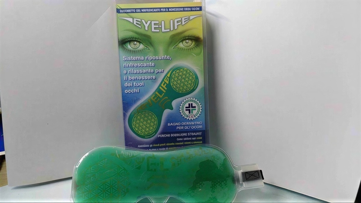 Eyeline sistema risplendente per il trattamento degli occhi, con tecnologia innovativa per rivitalizzare e migliorare la salute oculare. Ideale per il benessere e la cura degli occhi.