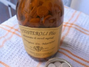 Integratori di erbe naturali in scatola e barattolo di pillole bianche, prodotti per la salute e il benessere. Appunti Sul Blog, focus su rimedi naturali e medicine alternative.