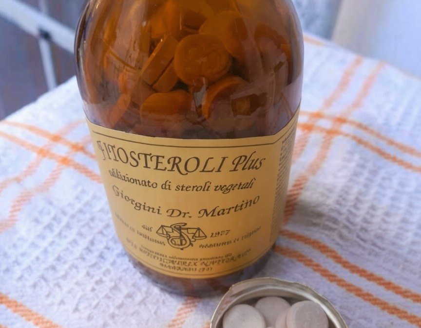 Integratori di erbe naturali in scatola e barattolo di pillole bianche, prodotti per la salute e il benessere. Appunti Sul Blog, focus su rimedi naturali e medicine alternative.