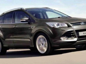 Ford Kuga SUV nero in movimento su strada panoramica, vista frontale e laterale, elemento di design moderno, ideale per appunti sul blog di automobili.