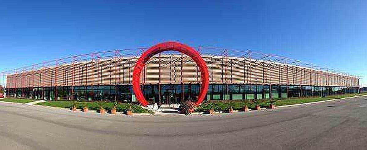Modello architettonico moderno edificio aziendale struttura in vetro con portale rosso design innovativo e sostenibile per uffici e spazi di lavoro dinamici.