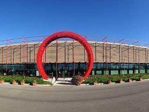 Modello architettonico moderno edificio aziendale struttura in vetro con portale rosso design innovativo e sostenibile per uffici e spazi di lavoro dinamici.