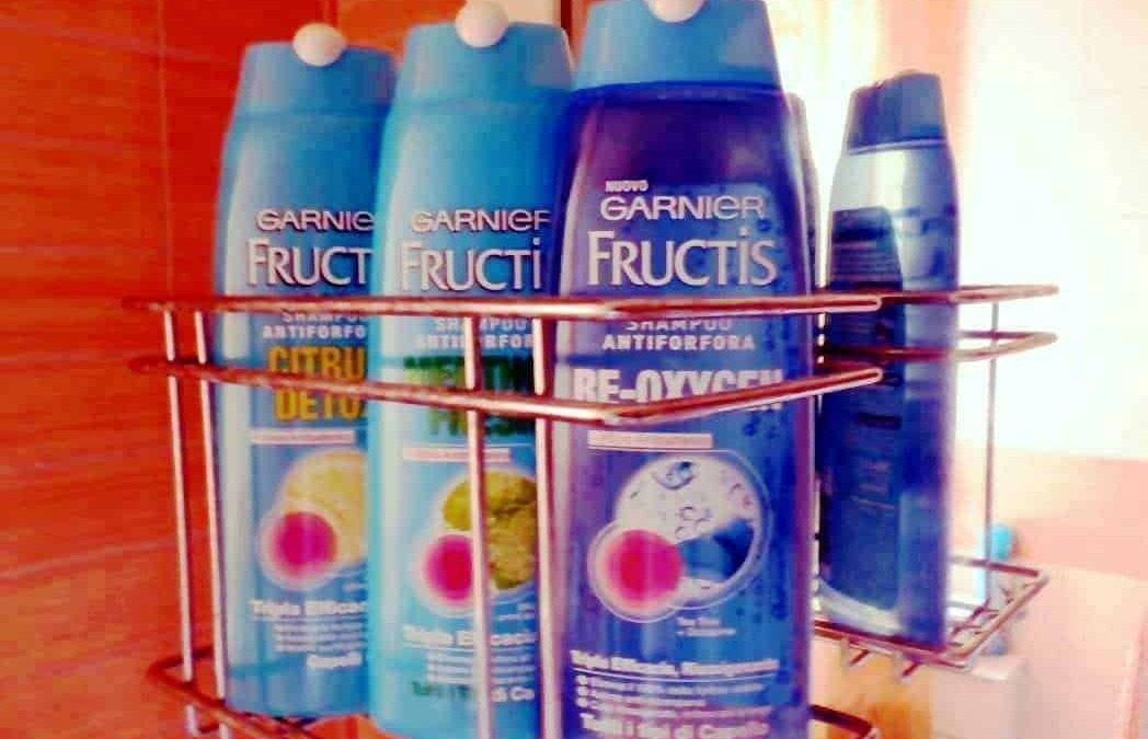 Deodoranti Garnier Fructis in contenitori spray, ideali per un'igiene personale fresca e profumata.