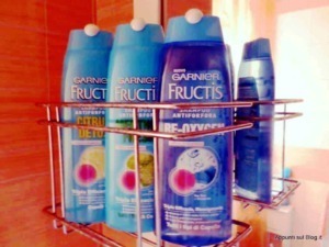 Deodoranti Garnier Fructis in contenitori spray, ideali per un'igiene personale fresca e profumata.