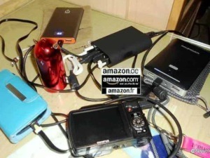 Cavi di ricarica e dispositivi elettronici con connessioni multiple su tavolo, evidenziando l’organizzazione di accessori tecnologici per foto di blogging o lavoro digitale.