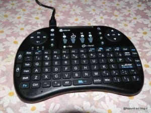Touchpad wireless keyboard compatto e pratico per uso quotidiano, ideale per scrivere e navigare facilmente su tablet e smartphone. Perfetto per appunti e blogging.