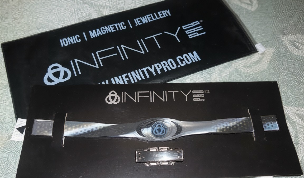 Elegante bracciale magnetico e gioielli INFINITY, ideale per accessori di moda e benessere, presentato in confezione elegante perfetta come regalo.