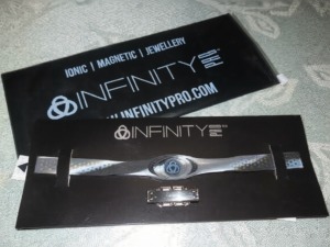 Elegante bracciale magnetico e gioielli INFINITY, ideale per accessori di moda e benessere, presentato in confezione elegante perfetta come regalo.