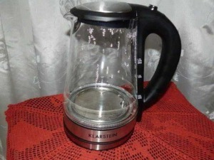 Klarstein bollitore: Klarstein teiera elettrica in vetro con supporto in acciaio inox, perfetta per preparare tè e infusi, design moderno, facilità d'uso e pulizia, ideale per la cucina moderna.