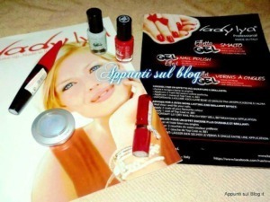 Perfectionamento professionale delle unghie con gel UV, smalto e prodotti Nail Polish Effect, ideali per manicure durature e lucide, come dimostrato dall'immagine di strumenti e smalti per unghie.