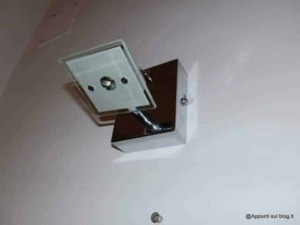 Lampada da soffitto moderna con pannello solare, illuminazione efficiente per ambienti interni, design minimalista e funzionale, installata su soffitto bianco.