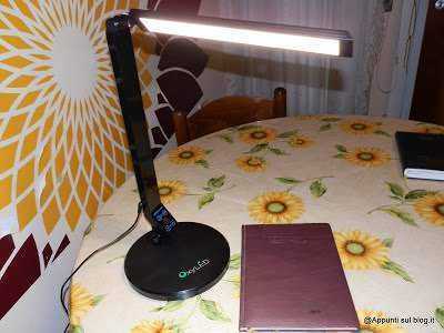 Luce da scrivania LED nera per studio e lettura con lampada regolabile.