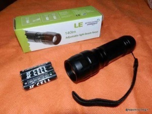 Led torcia ricaricabile 140 lumen, zoom regolabile, ideale per attività all'aperto e emergenze, con batterie AA incluse e cinturino di sicurezza, perfetta per campeggio e backup di emergenza.