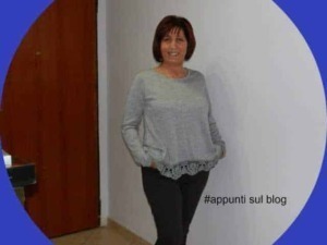Modella sorridente con abbigliamento casual in interni, promozione di Appunti Sul Blog, blog di tecnologia e lifestyle, immagine professionale e accattivante.