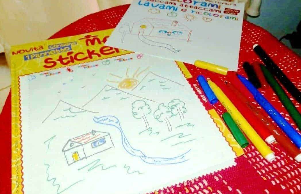 Disegni di colore bambini con segnalibri colorati e fogli da disegno per attività creative e artistiche all'aperto.