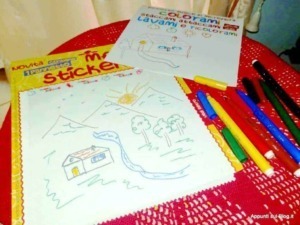 Disegni di colore bambini con segnalibri colorati e fogli da disegno per attività creative e artistiche all'aperto.