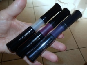 Lipstick lucidi e vibranti con finiture diverse, ideali per look diversi e occasioni speciali. Trovate le migliori tonalità di rossetti in questa collezione di cosmetici di alta qualità.